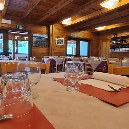 Camping Village Yolki Palki مكان تخييم